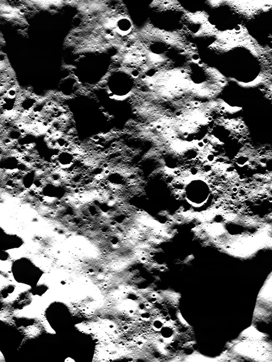 La Luna ripresa dalla camera JANUS a bordo della sonda ESA JUICE. In prossimità del terminatore (la linea di separazione fra giorno e notte sulla superficie lunare).