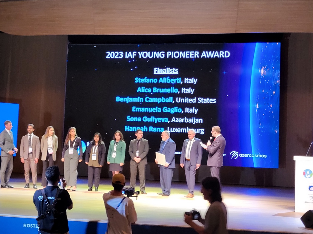 I finalisti del premio 2023 IAF Pioneer Award sul podio alla Closing Ceremony dello IAC2023 prima della premiazione
